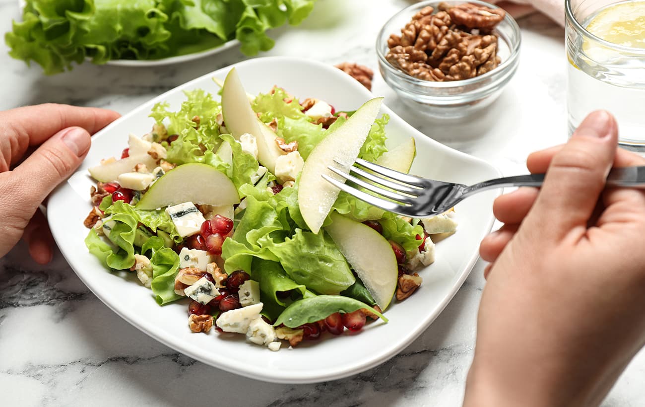 Salada de alface, Pera PORTUGUESA (Rocha) e pesto de hortelã