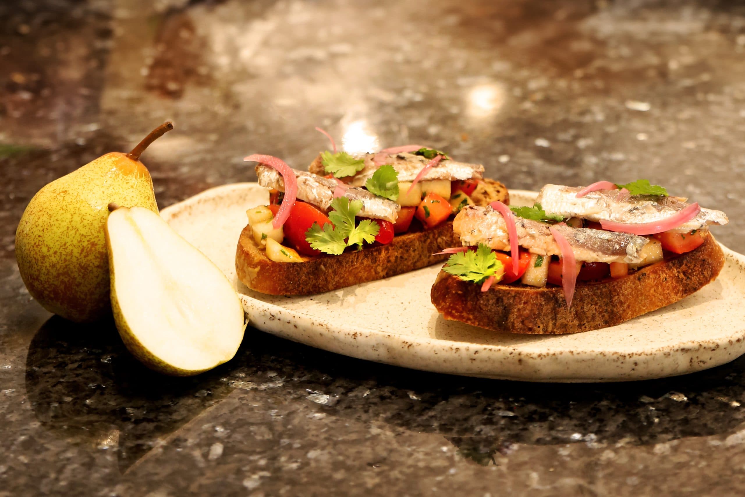 Bruschetta de Pera Rocha do Oeste, Tomate e Sardinha